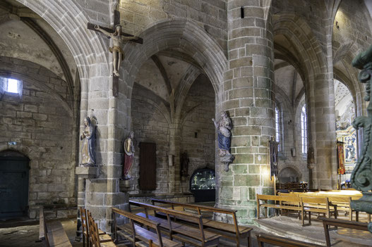 Bild: Kunstwerke in der Église Saint-Ronan in Locronan