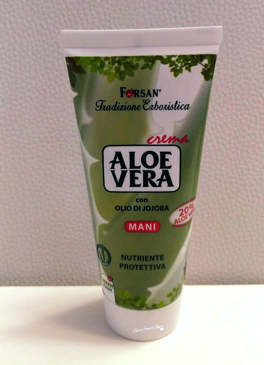 tubetto in plastica sul tavolo di aloe vera crema mani Forsan