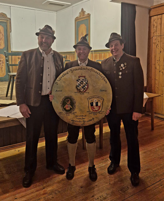 Wildenwart gewinnt auch diese Jahr wieder die Scheibe - v.l. Christian Schlosser (Frasdorf), Andreas Freund (Wildenwart), Josef Staudacher (Umrathshausen)
