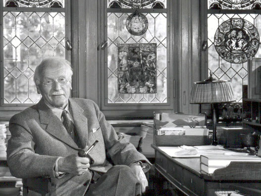 Carl Jung dans son bureau