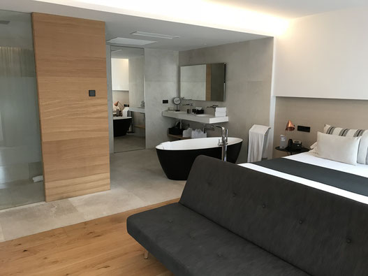 "Suite with bathtub" im Nakar Hotel