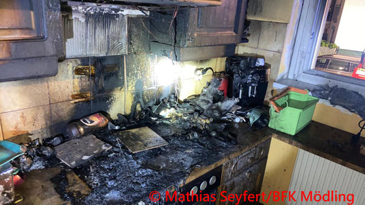 Feuerwehr; Blaulicht; FF Brunn am Gebirge; Brand; Küche;
