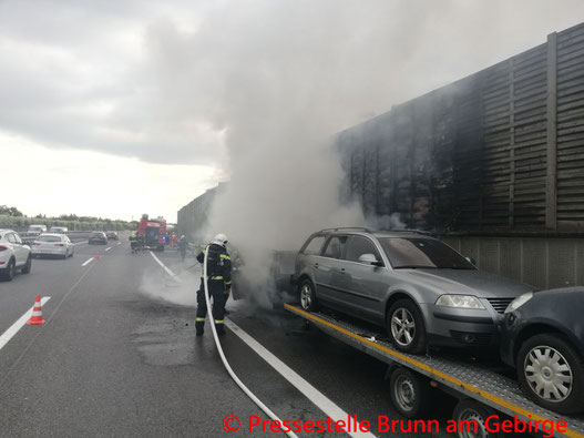 Feuerwehr; Blaulicht; FF Brunn am Gebirge; PKW; Brand; Keller; Auspumparbeiten;