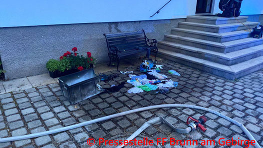 Feuerwehr; Blaulicht; FF Brunn am Gebirge; Brand; Zimmer; Einfamilienhaus;