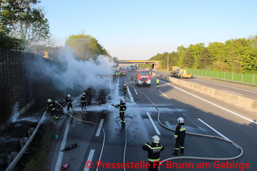 Feuerwehr; Blaulicht; FF Brunn am Gebirge; LKW; Zugmaschine; Brand; A21;