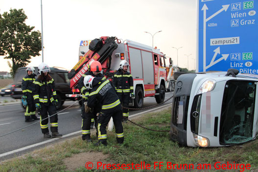 Feuerwehr; Blaulicht; FF Brunn am Gebirge; Unfall; Kastenwagen; Frühverkehr; B12a;