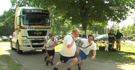 LKW-Ziehen bei den "Spielen ohne Grenzen"