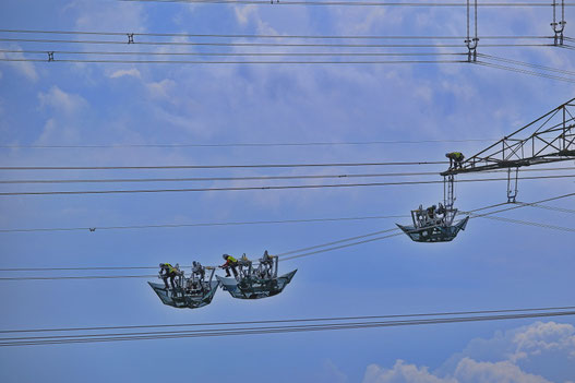 Heskem, Streetfotografie, Landkreis Marburg-Biedenkopf, Energie, Elektro, Hochspannungsleitung, Wartung, Arbeiter,Himmel, Arbeitsgondeln