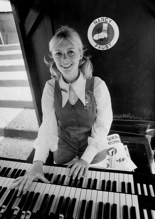Nancy Faust, organista dei White Sox, al Comisky Park il 5 giugno, 1971. (Chicago Tribune)