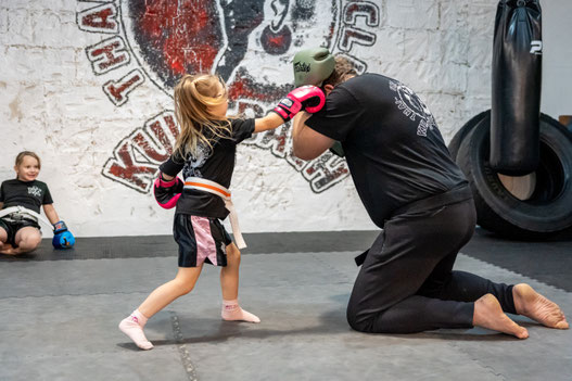 Head Coach Frank wird von einem Mini verdrescht - outch! 🥊