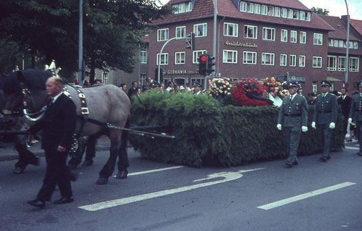 Trauerzug - Beerdigung Domkapitular Reinhold Friedrichs 1964 Sammlung Stoffers (Münsterländische Bank - Stadtarchiv)