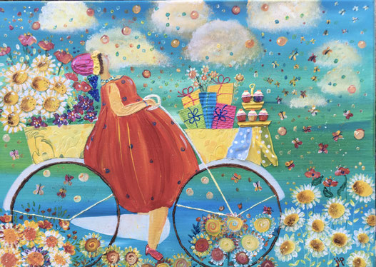 dame op de fiets met bloemen, gebakjes en kadootjes in manden op de fiets