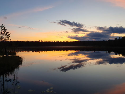See bei Rovaniemi in Finnisch Lappland, im Abendlicht spiegeln sich ein paar Wolken auf dem glatten Wasser ©My own Travel