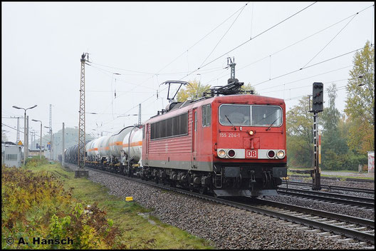 155 204-1 hat am 19. Oktober 2015 einen langen Mischer aus überwiegend Kesselwagen am Haken. Hier schleppt sie die bunte Leine durch Leipzig-Thekla