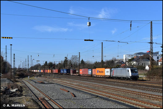 185 566-7 schleppt am 03.03.2026 einen Containerzug durch Leipzig-Wiederitzsch
