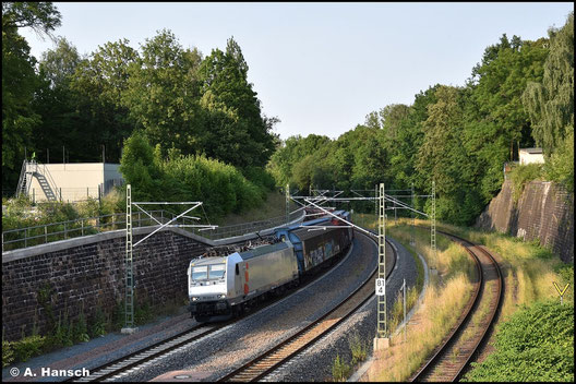 Für DB Cargo bringt 185 544-4 am 09. Juli 2023 den GA 60071 von Braunschweig nach Mosel und ist hier nahe des Hp Chemnitz-Süd zu sehen