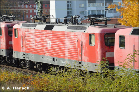 Am 7. November 2018 wird 112 132-6 in einem Lokzug von Karsdorf nach Chemnitz überführt. Hier ist sie in Chemnitz-Süd zu sehen