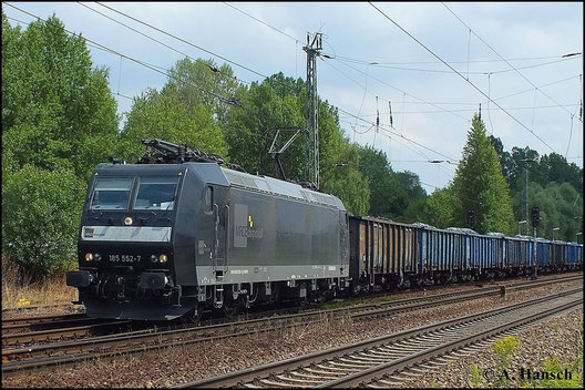 Die Loks der Mitsui Rail Capital Europe (MRCE) Dispolok GmbH fallen durch ihre markante schwarze Farbe sofort auf. 185 552-7 durchfährt am 16. Juli 2014 Leipzig-Thekla