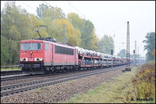 155 197-7 begegnet mir am 19. Oktober 2015 in Leipzig-Thekla. Zwar scheint der Zug nur Autos zu beinhalten, jedoch haben sich weit hinten auch ein paar Kesselwagen eingereiht