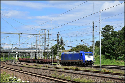 Ganz in blau und für Beacon Rail kommt 185 503-0 am 17. Juli 2024 in Luth. Wittenberg daher