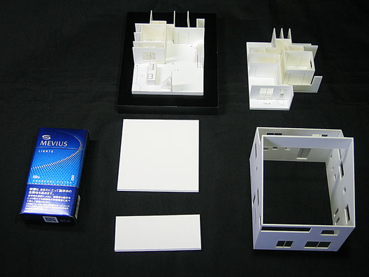 タバコの箱と比較した住宅模型の画像