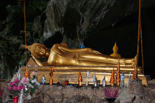 Buddha in der Höhle Tham Phou Kham