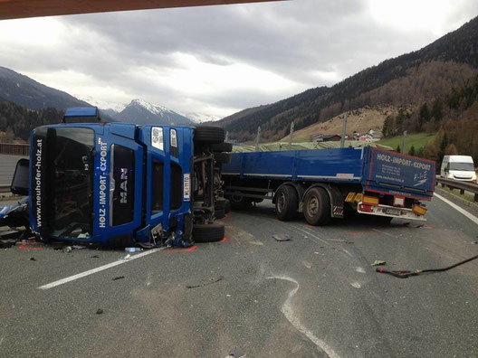 Unfall A13 Schwerer Unfall Auf Der A13 Bei Radeburg In Sachsen 1 Juli Auf Der Autobahn 13 Ein Reisebus Von Der Fahrbahn Abgekommen Und Auf Der Seite Liegend Nasxa8nj
