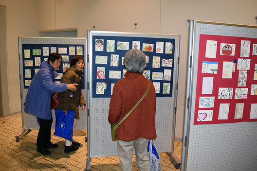 市川文化会館ロビーでの展示