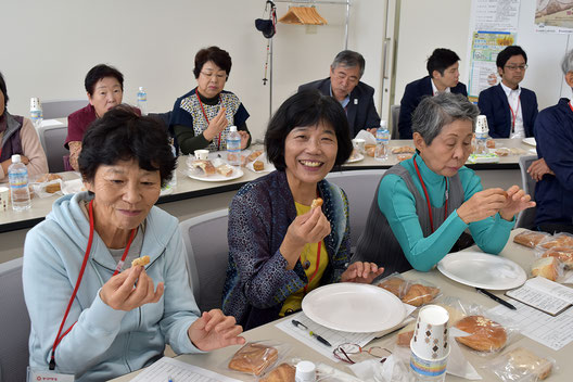 美味しさに大満足の推進員の皆さん