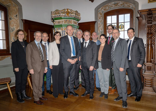 Das Ustertagkomitee zusammen mit Hauptredner Prof. Dr. Thomas Zurbuchen (5. v. l.) und Vorredner Nationalrat Martin Hübscher (7. v. l.) am Ustertag 2025