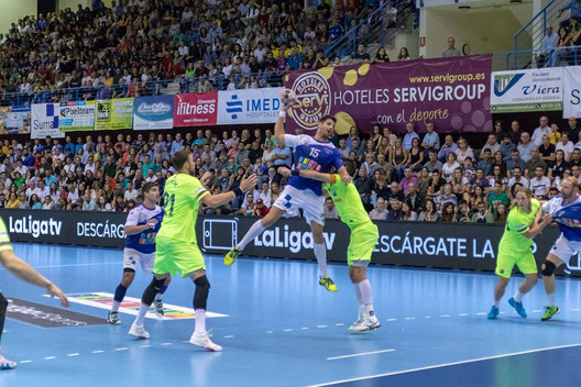 Carlos Grau lanzando entre la defensa blaugrana ante un Palau abarrotado / Foto: Edwin van't Hek