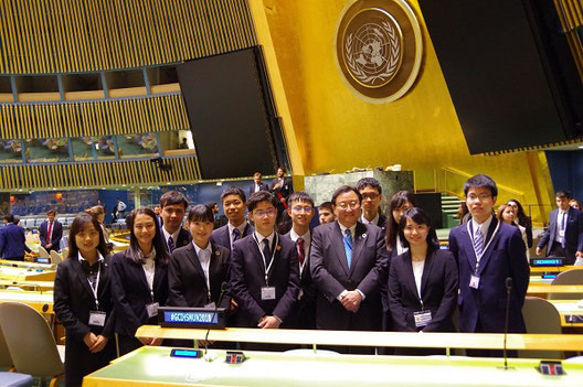 国連本部総会議場で星野俊矢国連大使を囲んで　写真提供:グローバルクラスルーム日本委員会(以下同)