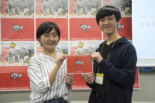 左から、新部長の井上ゆうさん、初代部長の小原涼さん