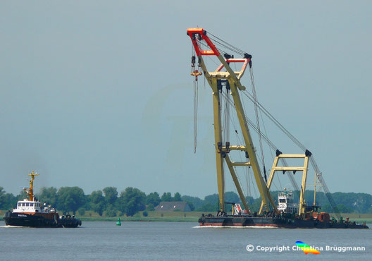 Schwimmkran ENAK mit Schlepper MISTRAL auf der Elbe, 08.06.2018