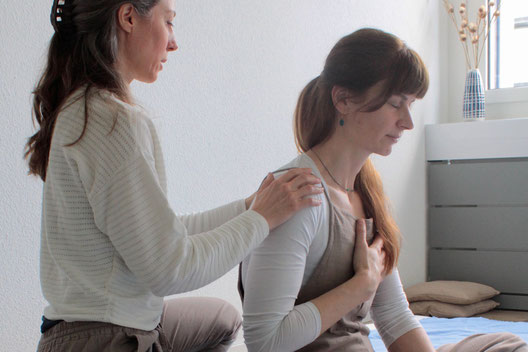 Shiatsu Komplementärtherapie – Behandlungsszene mit Sonja Zürcher in Dübendorf-Stettbach, Raum für Selbststärkung