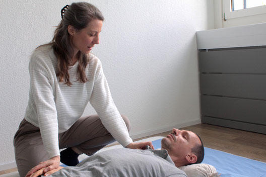 Shiatsu Komplementärtherapie – Behandlungsszene mit Sonja Zürcher in Dübendorf-Stettbach, Raum für Selbststärkung