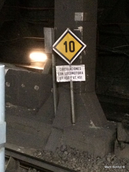 3. Cuando la limitación afecte a un grupo restringido de vehículos, se detallarán. En este caso; las circulaciones con locomotora, UT. 450 y 451 circularán a 10 por el tramo metálico a la salida de Plaça Catalunya lado Arc de Triomf. 