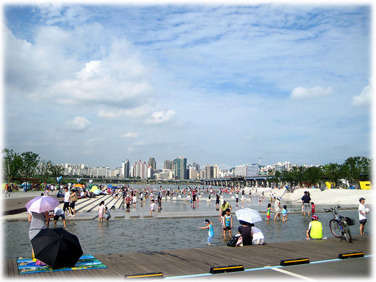This lovely picture shows Han River water playground for children. Life at it's best! I love Seoul! Bilder vom Han Fluss Spielplatz in Südkorea