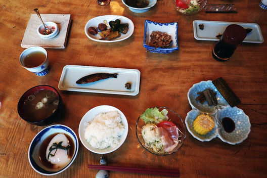 2日目の朝食　一見質素に見えるが朝食には十分過ぎる　さすが魚沼、ご飯もおいしい！