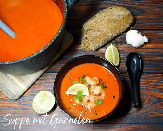 fruchtige Tomatensuppe mit Garnelen und einer Menge Knoblauch