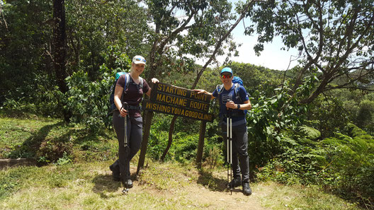 Startpunkt der Machame Route auf fast 200m.ü.M zusammmen mit Sandra