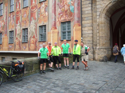 Erwin, Thomas, Stefan, Edmund (Tourleiter), Otto und Siggi vor dem Bamberger Rathaus