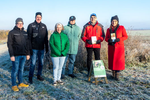 v. l.: Landwirte Fabian Zeissner und Klaus Niedermeier, Janina Kempf (LBV Koordination Artenhilfsprogramm Feldhamster), Klaus Sanzenbacher (LBV-KG-KItzingen, Matthias Ebert (LBV-Kitzingen) und MdL Barbara Becker; Bild: Burkard Grygier