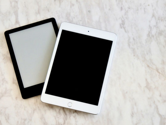 大理石調のテーブルの上に、画面が黒く消えた白いiPadが置かれている写真。iPad本体の状態確認や画面修理、バッテリー交換、水没修理に関連する端末写真。