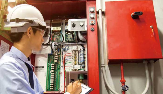 火災報知器や非常放送、誘導灯、自動火災報知設備などが正しく作動するよう、電源配線や制御回路の設計・施工・接続・試験を行います。