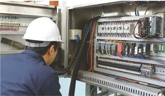 工場やプラントなどで使用される自動制御装置を設計・組立・配線・調整する技術です