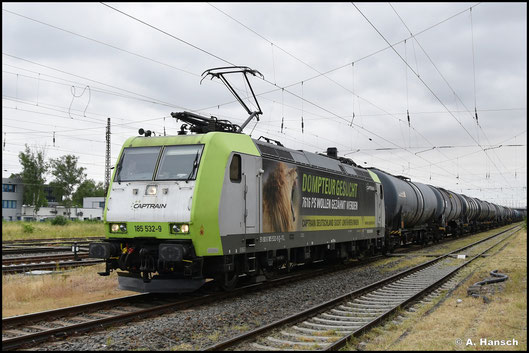 185 532-9 von Captrain/ITL trägt am 03.07.2025 eine Werbebeklebung als sie mit ihrem Kesselwagenzug durch Leipzig-Schönefeld rollt