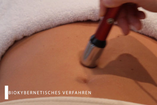 Straffung am Bauch – Biokybernetische Behandlung bei Christina Friess Studio in Stuttgart