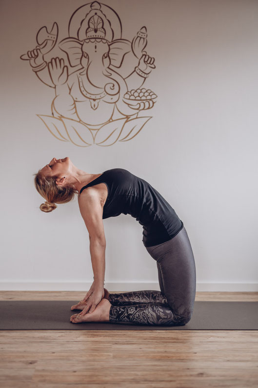 Yogaübung auf der Matte im Yogaroom Tholey