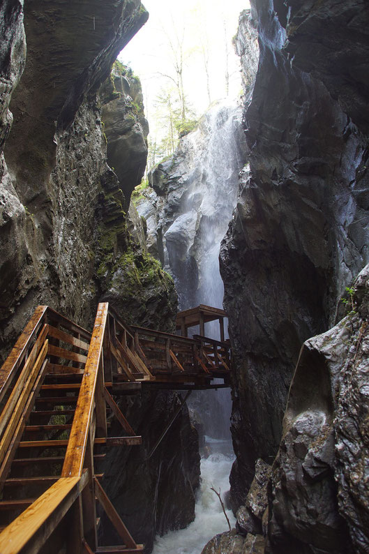 Wasserfall mit Überdachung für die Besucher
